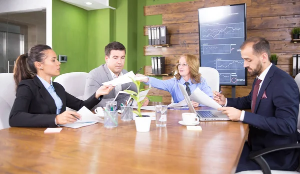 Junger Antrepreneur im Business-Anzug bei der Arbeit mit seinen Kollegen — Stockfoto