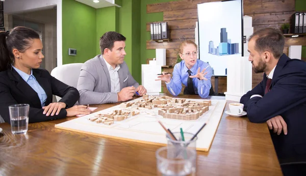 Développeur immobilier du Moyen Âge lors d'une réunion avec des ingénieurs en construction — Photo
