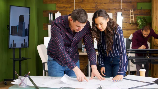 Arquitectas y constructora masculina mirando planos — Foto de Stock