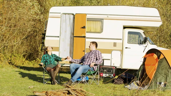 Avslappnade par sätta upp sina campingstolar — Stockfoto