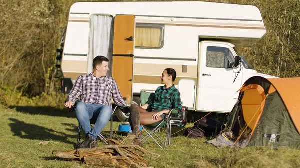 Hipster pojkvän kysser sin flickvän hand när du sitter på campingplatser — Stockfoto