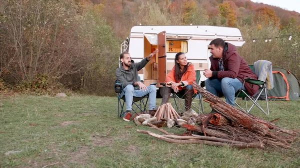 Bearded friend telling a story to his couple friends — Stockfoto