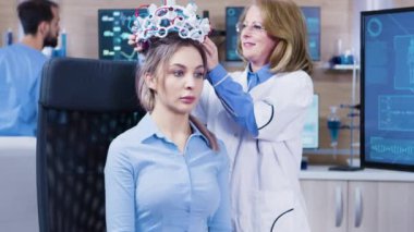 Modern bir nörobilim kliniğinde orta yaşlı kadın doktor.