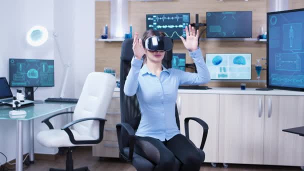 Женщина-врач использует очки виртуальной реальности в футуристической клинике — стоковое видео