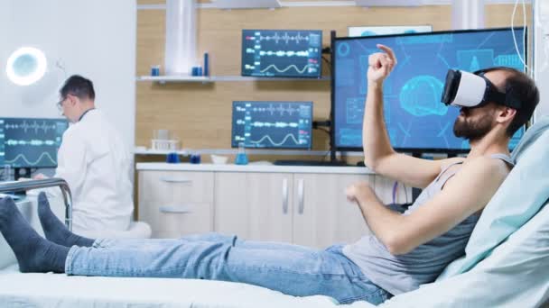 Patient sitzt mit Virtual-Reality-Brille im Krankenhausbett — Stockvideo