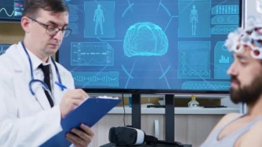 Beyin araştırması için modern bir klinikte hasta.