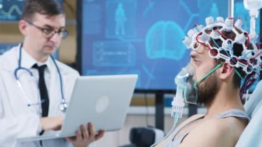 Doktor laptopunu beyin araştırması için modern bir tesiste kullanıyor.