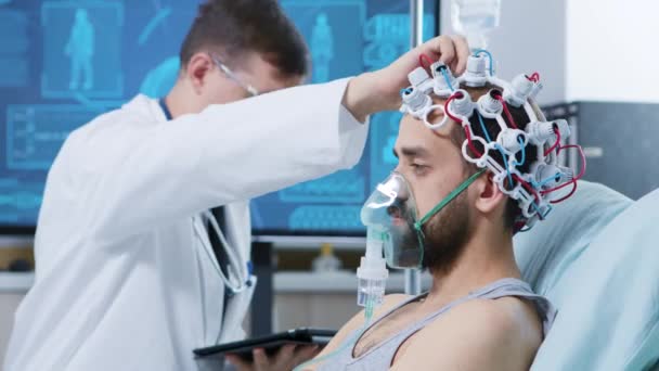 Doctor en una instalación moderna para la investigación del cerebro mirando la tableta — Vídeo de stock