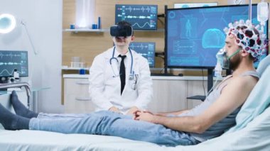 Modern bir tesiste beyin analizi için sanal gerçeklik gözlüğü takan bir doktor.