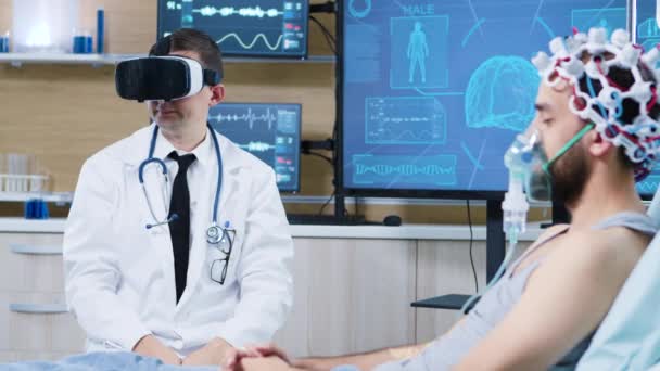 Médico en un centro de neurociencia con gafas de realidad virtual — Vídeos de Stock