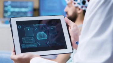 Beyin analizi için modern bir tesiste doktor.