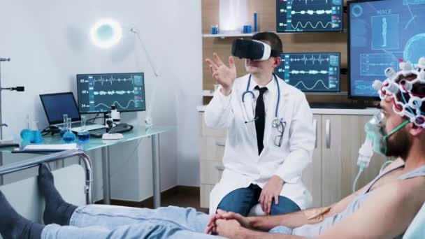 Doctor en un centro moderno para el análisis cerebral usando auriculares vr — Vídeo de stock