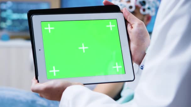 Arts holding tablet met groen scherm in een kliniek voor hersenonderzoek — Stockvideo