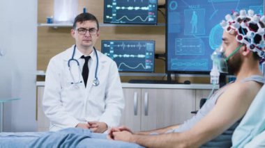 Doktor bir klinikte beyin araştırması için fütüristik teknoloji kullanıyor.