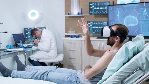 현대 신경학 센터에 있는 의사가 현미경을 사용하는 모습 — 비디오