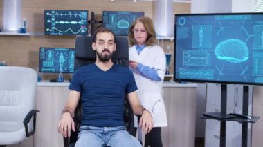 Beyin araştırması için mütevazı bir klinikte kadın doktor.