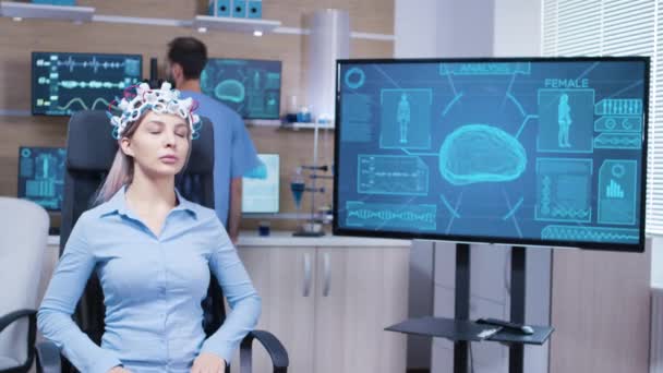 Paciente femenina con en una clínica de neurociencia con sensores cerebrales — Vídeos de Stock