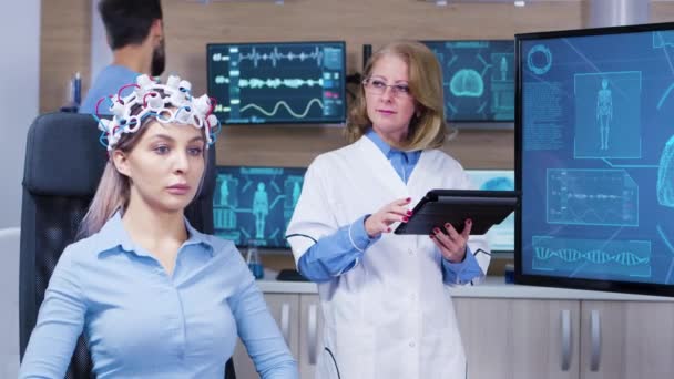 戴着带大脑传感器的耳机闭眼的女性患者 — 图库视频影像