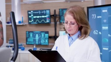 Spor bilimlerindeki kadın doktor not defterine not alıyor.
