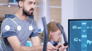 Televizyondaki erkek sporcunun kalp atış hızı