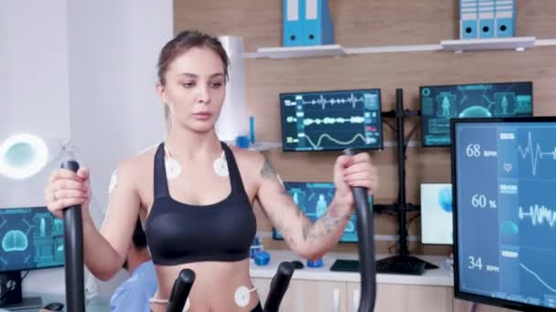 Medico donna in scienze dello sport utilizzando tablet per monitorare l'evoluzione dell'atleta femminile — Video Stock