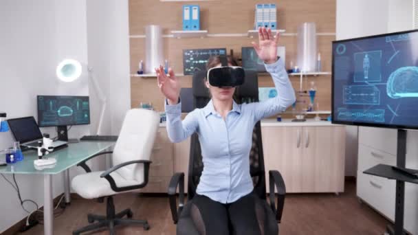 Krásná žena vědec pomocí virtuální realita brýle — Stock video