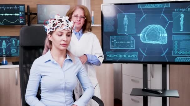Vrouwelijke arts in een moderne neurowetenschap faciliteit — Stockvideo
