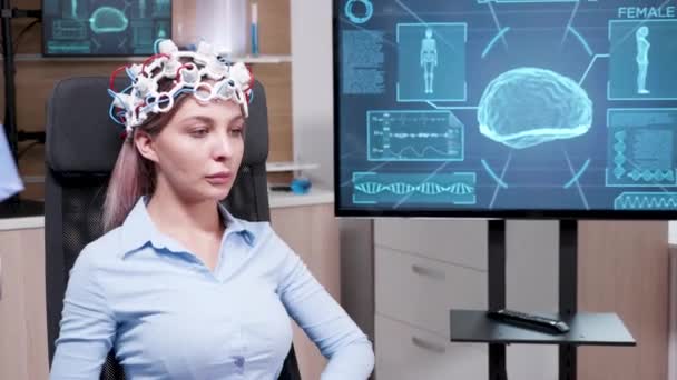 Vrouwelijke patiënt houdt haar ogen gesloten in een hersenonderzoekscentrum — Stockvideo