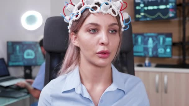 Paciente femenina con auriculares de escaneo de ondas cerebrales — Vídeos de Stock