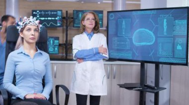 Beyin aktivitesi yapan kadın doktor el hareketi yapıyor.