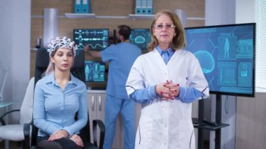 Beyin araştırmaları için orta yaşlı bir doktor el hareketi yapıyor.