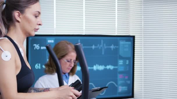 Side view of female athlete in a research laboratory — Stock Video