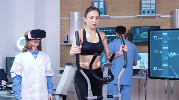 Médica no esporte scienese vestindo óculos de realidade virtual — Vídeo de Stock