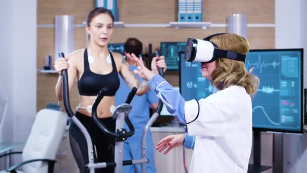 Científica con gafas de realidad virtual para medición deportiva — Vídeo de stock