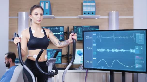 Kobieta lekarz w sport nauka testowanie kobieta atleta wytrzymałość — Wideo stockowe