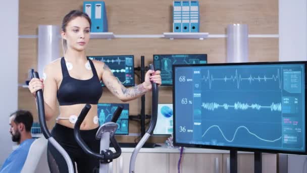 Spor bilimi kadın sporcusu dayanıklılığını test ediyor. — Stok video