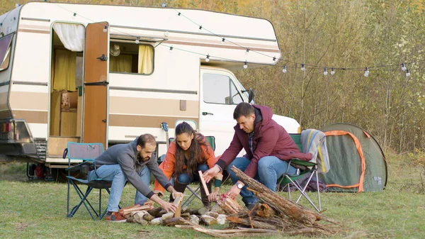 Vänner som sätter upp skogen för lägereld — Stockfoto