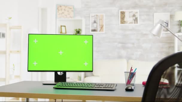 Zoom en la toma en el monitor de PC con pantalla de maqueta aislada — Vídeo de stock