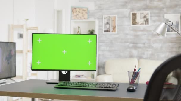 テーブルの上に隔離された緑のスクリーンモニター付きの居心地の良い明るいリビングルーム — ストック動画
