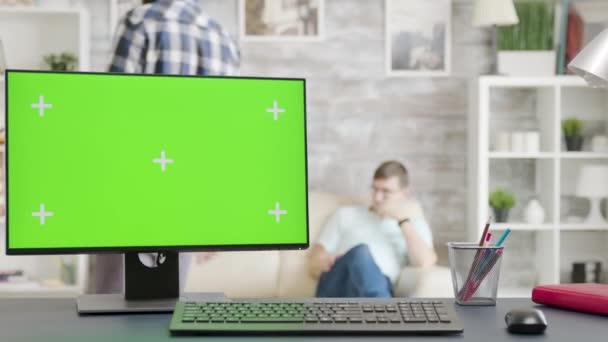 Počítačový displej s izolovanou maketovou obrazovkou v útulném světlém obývacím pokoji — Stock video