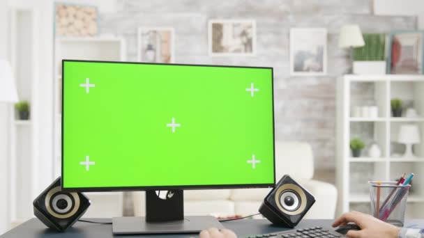 In bright house man is working on green screen isolated PC — Stock Video