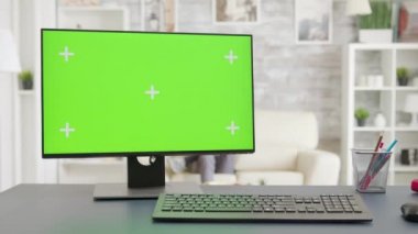 Parlak oturma odasında izole edilmiş yeşil ekran görüntüsü olan bilgisayar ekranı