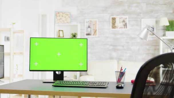 Groen scherm Pc in lichte en goed verlichte woonkamer — Stockvideo