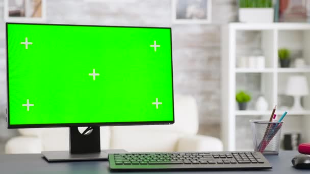Close-up shot op Pc monitor met groen scherm — Stockvideo