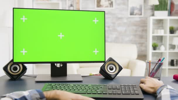 Manos masculinas escribiendo en PC pantalla verde en un espacio luminoso y bien iluminado — Vídeos de Stock