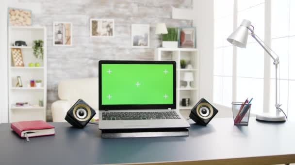 Moderne laptop met groen scherm op tafel — Stockvideo