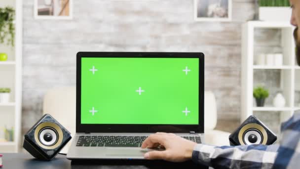 Laptop met groen scherm in moderne flat — Stockvideo