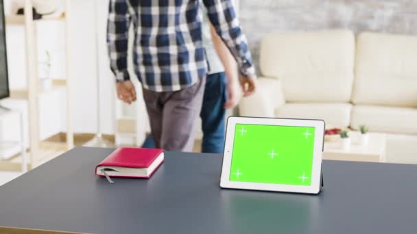 Medium-Aufnahme des Tablets mit grünem Bildschirm auf dem Tisch — Stockvideo