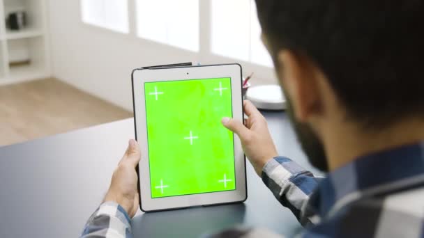 Hombre trabajando en una tableta digital con pantalla verde — Vídeos de Stock