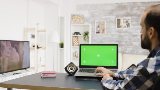 Imagen estática del hombre mirando a la computadora portátil de pantalla verde — Vídeo de stock